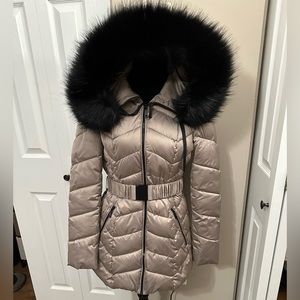 Puffer jacket with belt